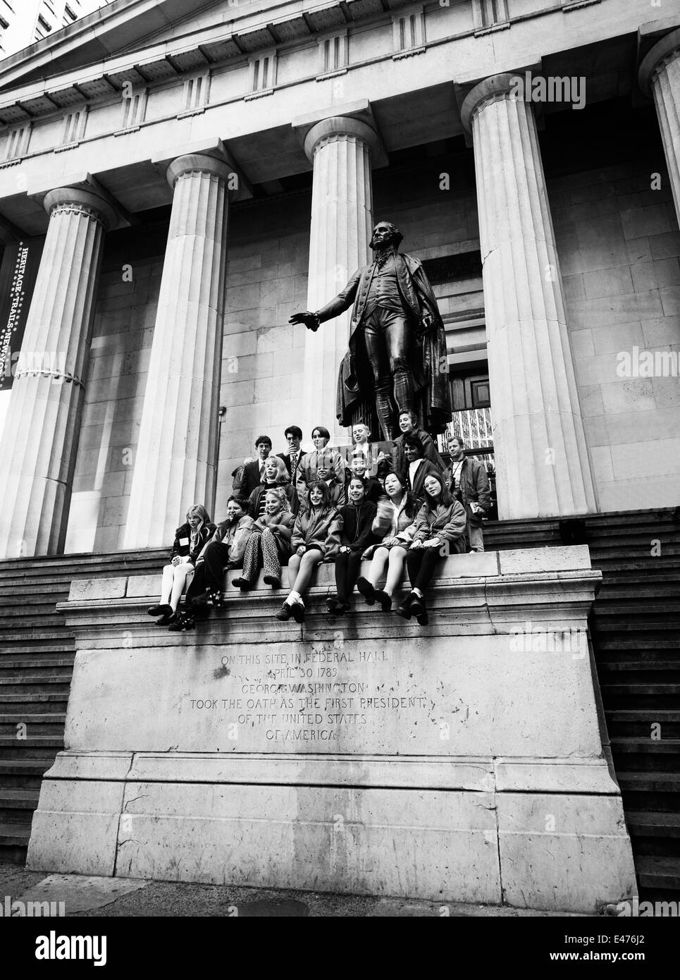 Schülerinnen und Schüler an George Washington-Statue und Federal Hall Wall street Manhattan New York City NY USA Stockfoto