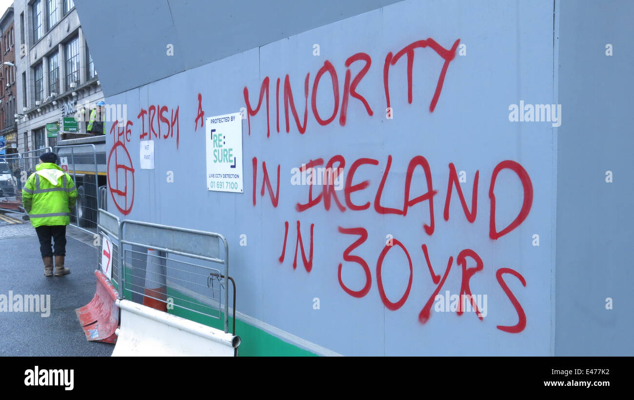 Bild von Graffiti mit den Worten "The Irish A Minderheit in Irland in den 30 Jahren" auf Horten auf Saint Andrew Street in Dublin city Stockfoto