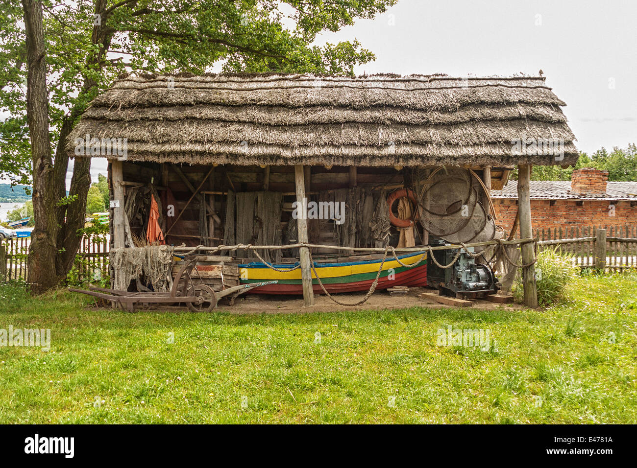 Ausrüstung für die Fischerei im alten Holz-Schuppen in Nadolle Freilichtmuseum, Polen Stockfoto