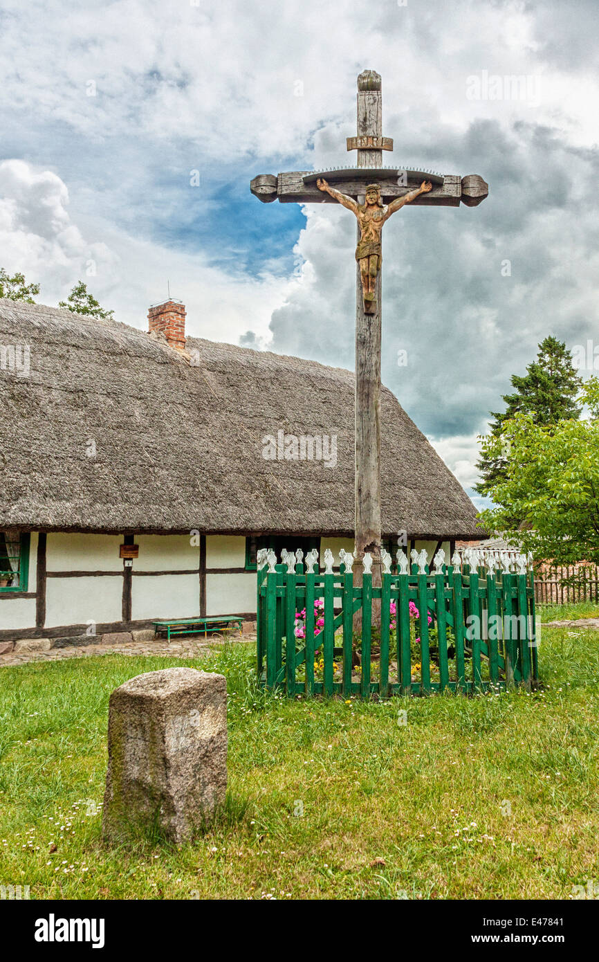 Kreuz vor Fischerhaus in Nadolle Freilichtmuseum, Polen Stockfoto