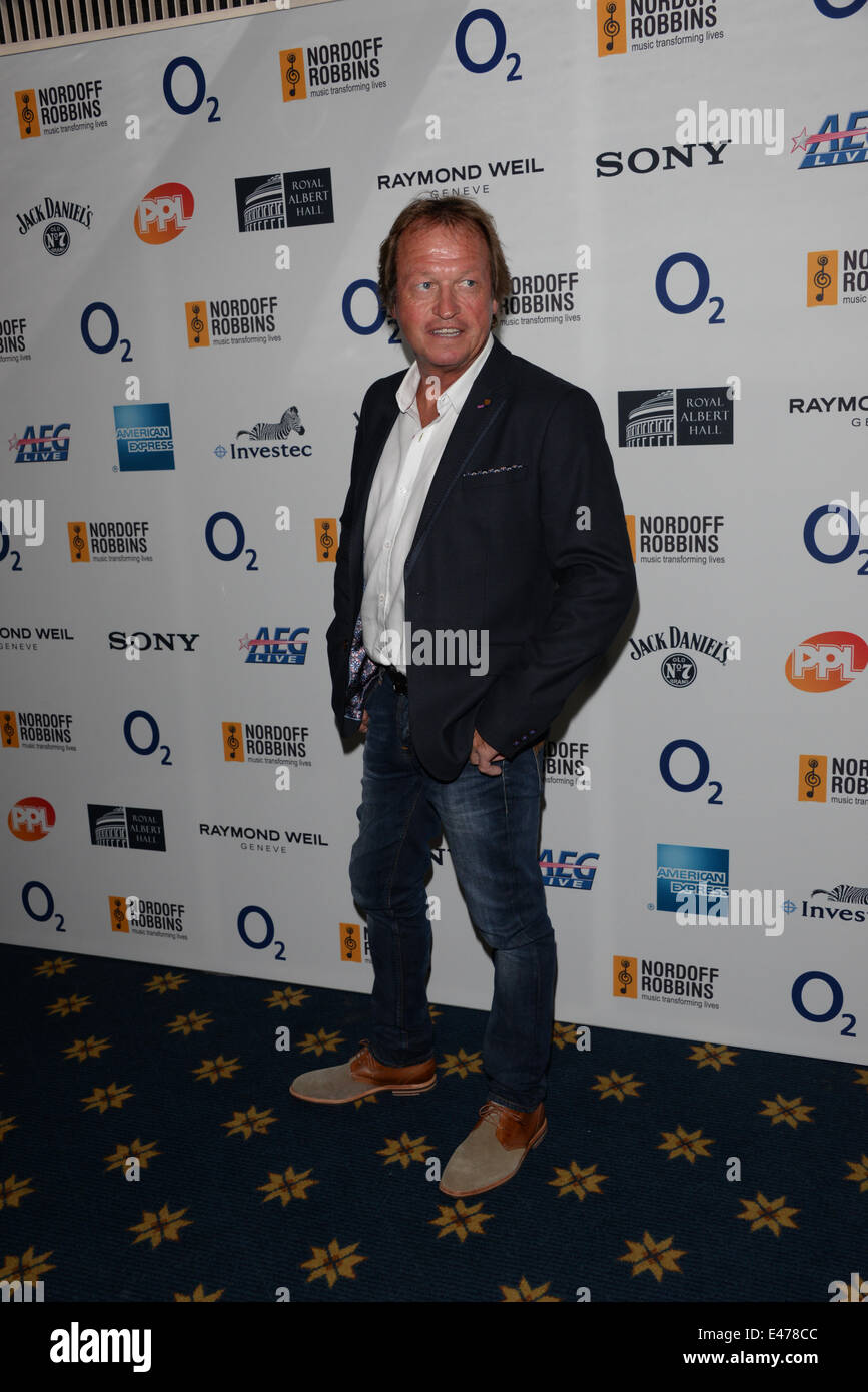 London, UK. 4. Juli 2014. Promis besucht O2 Silver Clef Awards 2014 im Hilton Park Lane in London. Foto: siehe Li/Alamy Live News Stockfoto