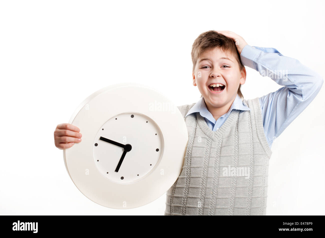 junge Kind Uhr Schüler Hintergrundbeleuchtung Hände einmal weißen Hemd Weste Form blond Schule zeigt halten rund 8 Jahre halten Sie Lächeln Stockfoto