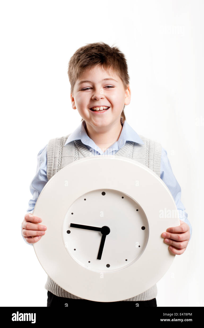 junge Kind Uhr Schüler Hintergrundbeleuchtung Hände einmal weißen Hemd Weste Form blond Schule zeigt halten rund 8 Jahre halten Sie Lächeln Stockfoto
