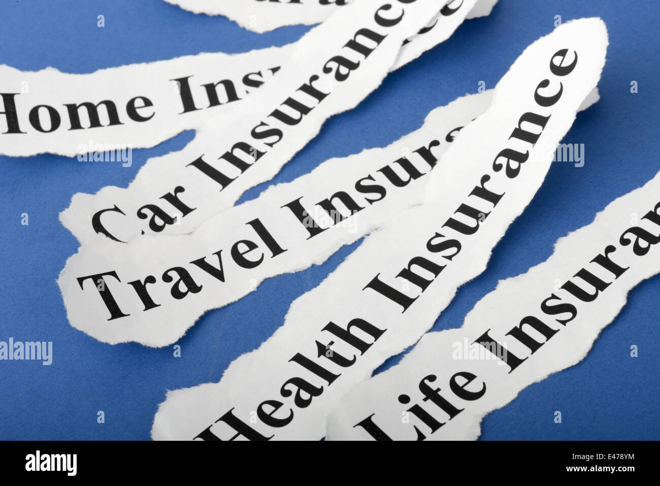 Konzept der Versicherungspolice, Leben; Gesundheit, Auto, Reisen, Haus mit blauem Hintergrund Stockfoto