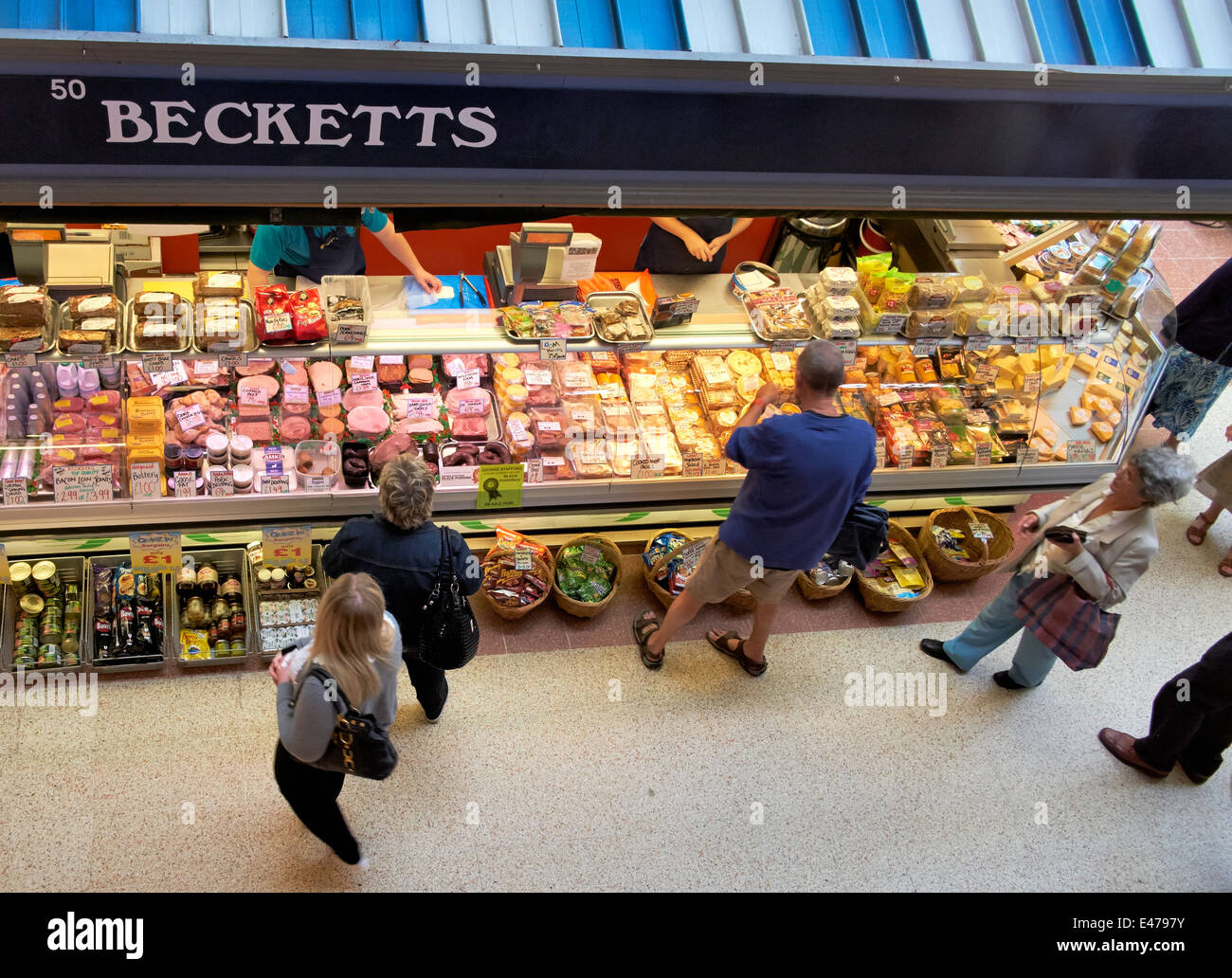 Menschen beim Einkaufen in der Kathedrale Quartal Markt Hall Derby England UK Stockfoto