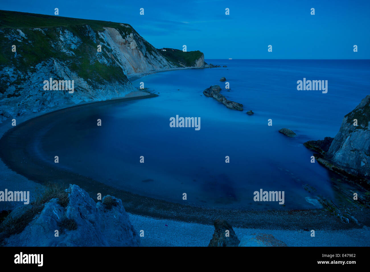 Nacht über Mann O Krieg Bucht entlang der Jurassic Coast, Dorset, England Stockfoto
