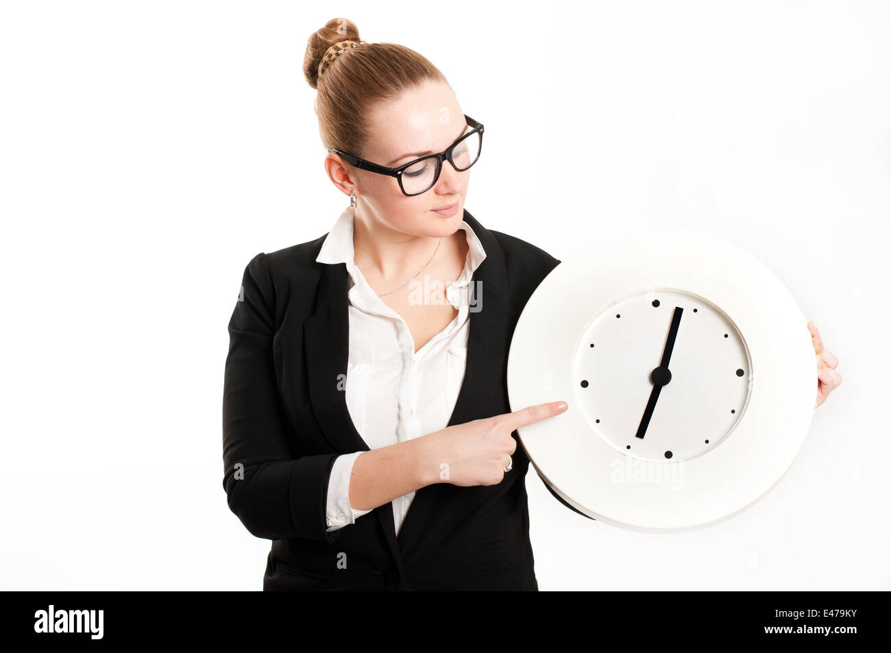 Frau Sonnenbrillen Uhren Hintergrundbeleuchtung Kostüm Schwarz zeigt hält 7 Uhr Zeit Geschäftsfrau halten attraktive schöne f Stockfoto