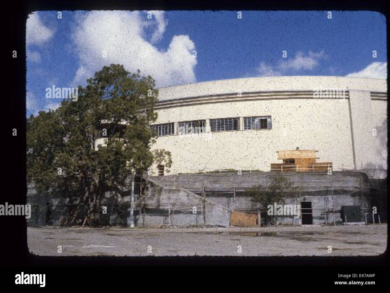 Dieses Foto zeigt einen Blick auf den Balboa Park in San Diego, ein kulturelles und historisches Wahrzeichen, das für seine Museen, Gärten und eine herausragende Rolle bei der Panama-California Exposition 1915 bekannt ist. Der Park ist ein wichtiger Ort für die Geschichte der Luft- und Raumfahrt in San Diego. Stockfoto