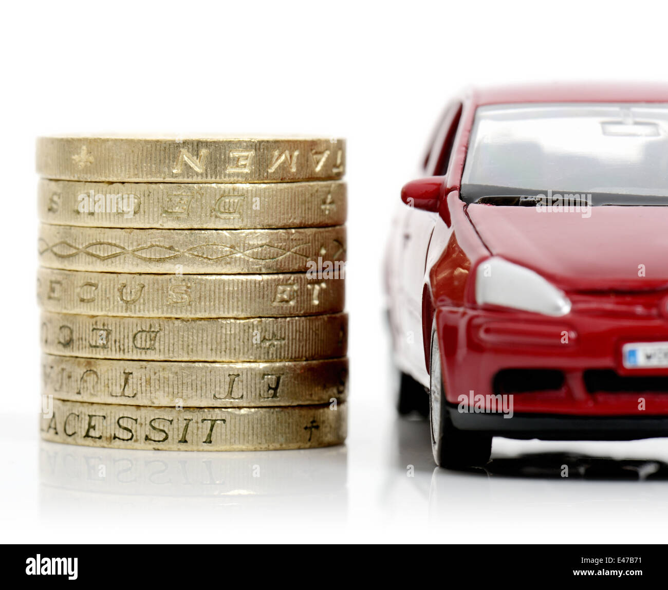 Konzept des Auto-Wertes ein rotes Auto mit dem Geld auf einem weißen Hintergrund isoliert Stockfoto