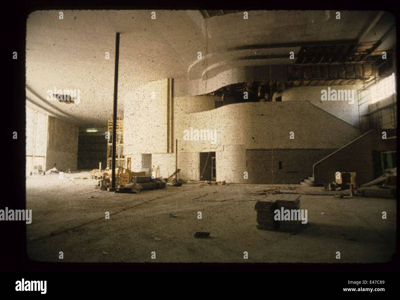 Der Balboa Park in San Diego, Kalifornien, ist einer der ältesten und berühmtesten öffentlichen Parks in den Vereinigten Staaten. Bekannt für seine Museen, Gärten und den San Diego Zoo, ist es ein historisches und kulturelles Zentrum. Das Design und die Landschaftsgestaltung des Parks wurden maßgeblich von der Panama-California Exposition 1915-1916 beeinflusst, was einen wichtigen Moment in der Stadtentwicklung San Diegos darstellt. Stockfoto