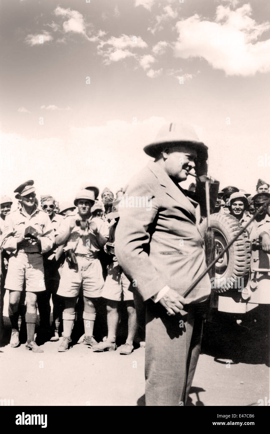 Winston Churchill Besuch alliierten Soldaten bei Tel-el-Kebir 9. August 1942 zwei 2 Weltkrieg Ii Ägypten Stockfoto