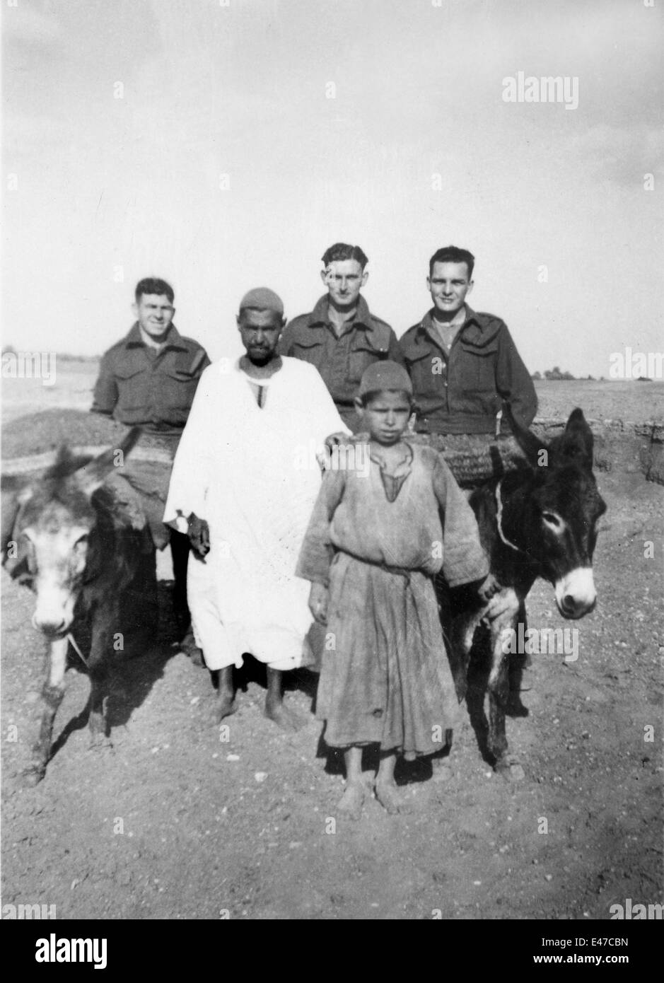 Britische REME Soldaten mit einheimischen Vater und Sohn mit Eseln auf Tel-el-Kebir Ägypten 1943 Weltkrieg 2 Stockfoto