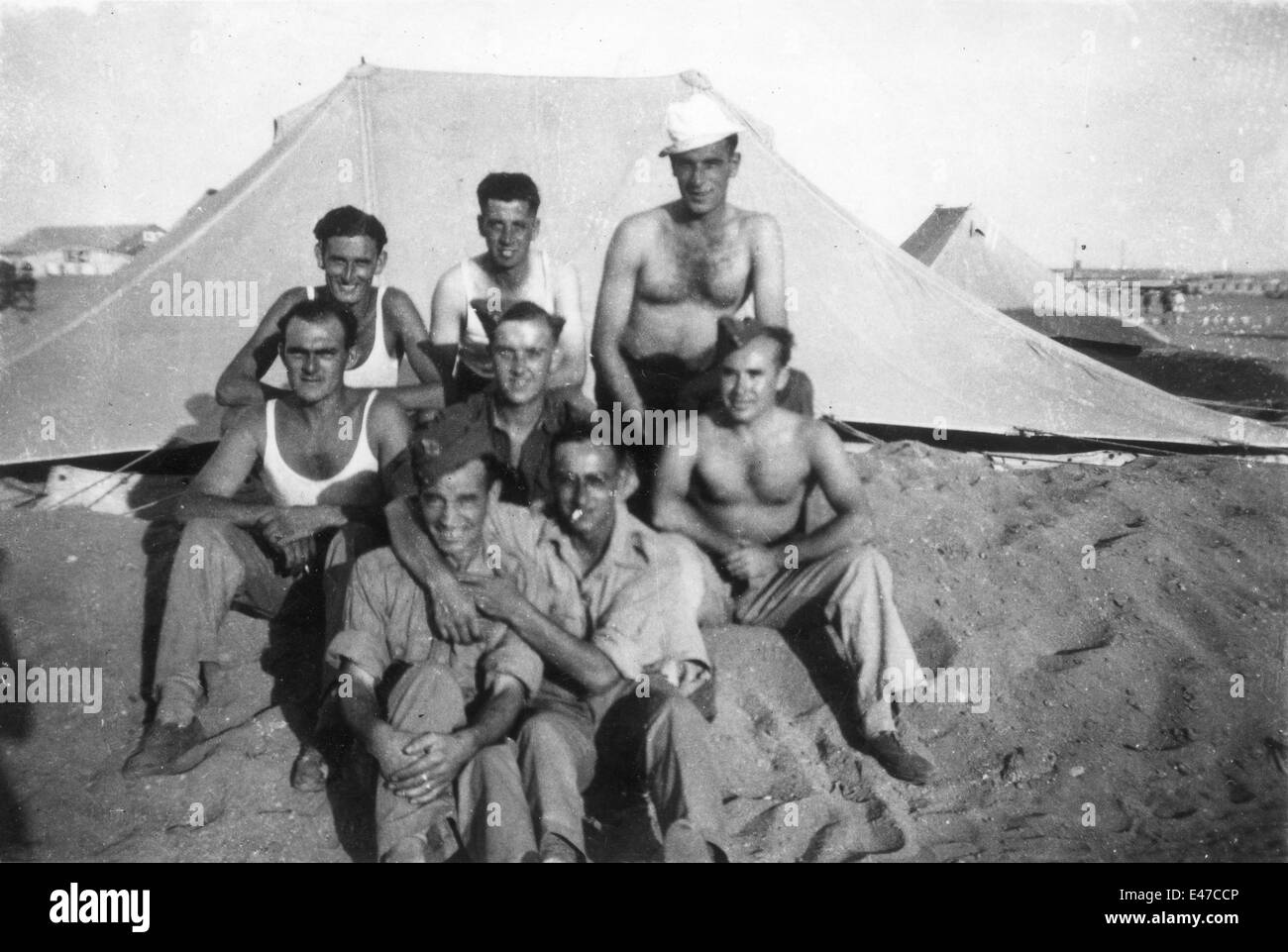 Britische REME Soldaten vor ihrem Zelt bei Tel-el-Kebir Ägypten 1943 während Weltkrieges zwei 2 Stockfoto