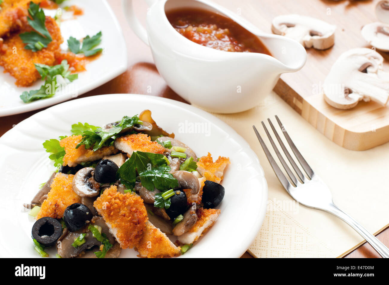 Salat Oliven Hähnchen Brust Fleisch weiß grüne Sauce Gabel essen neue Gericht Sauciere catering Pilze niemand Stockfoto