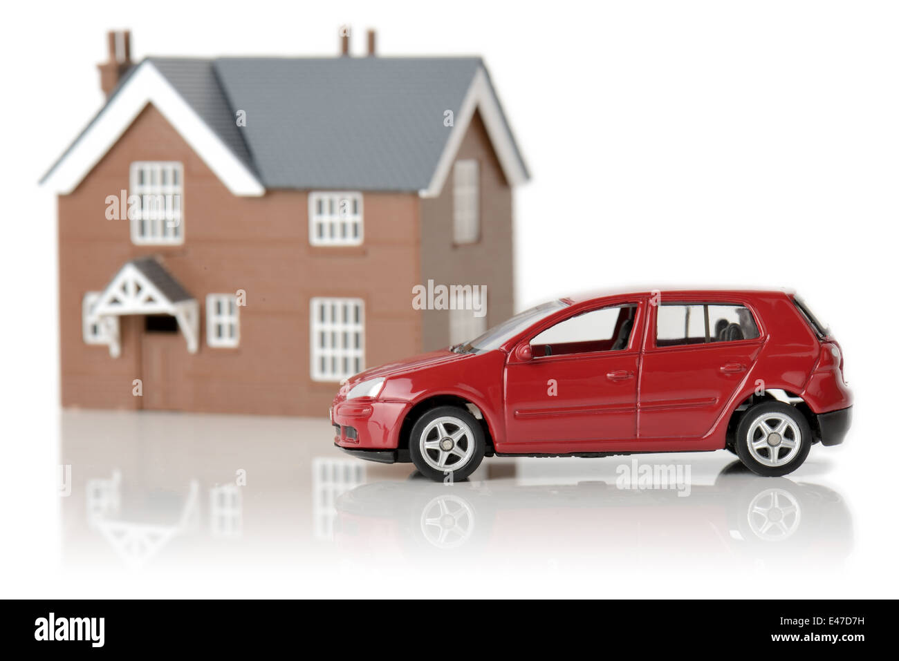 ein rotes Auto und Haus isoliert auf weißem Hintergrund Stockfoto