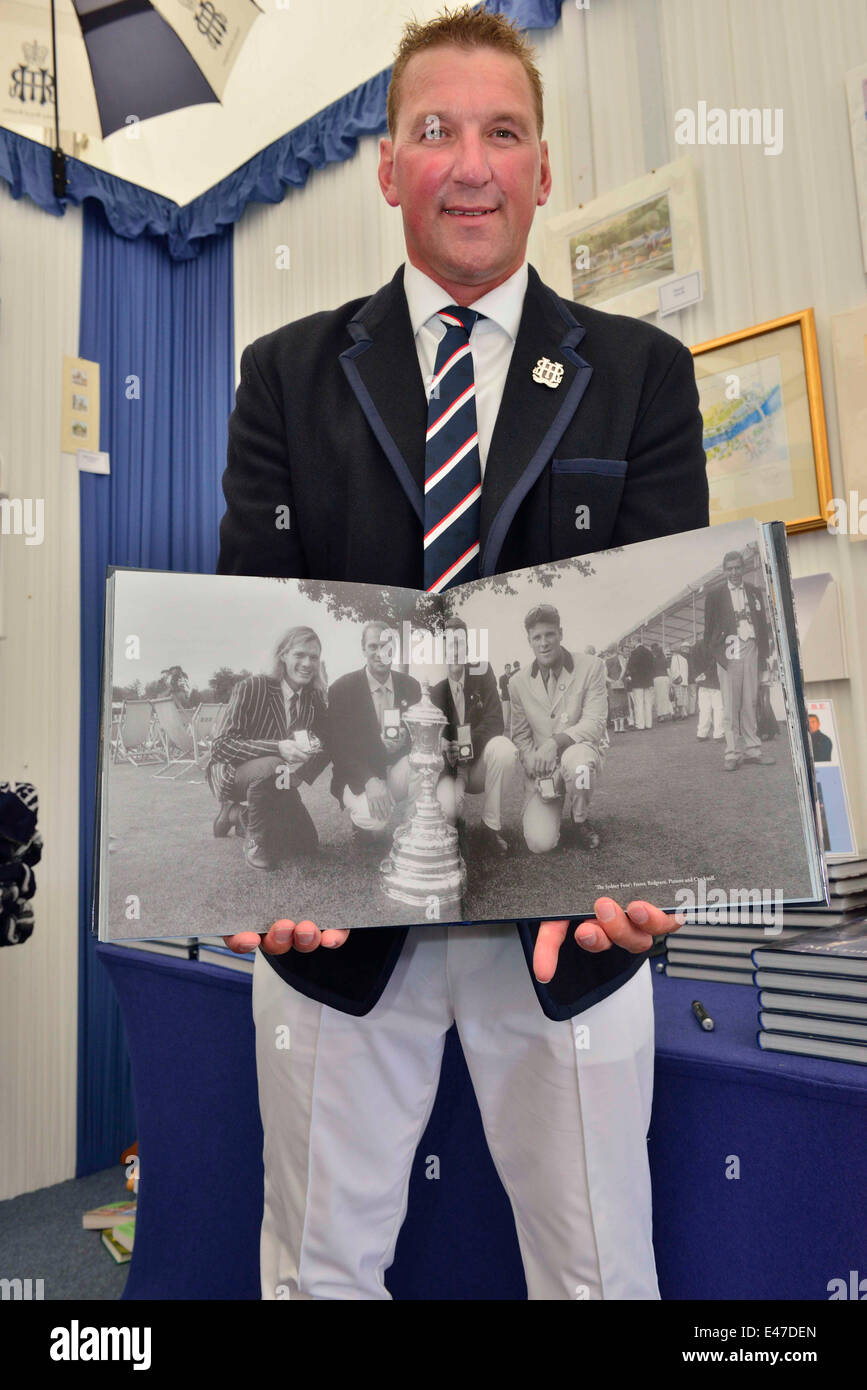 Henley, UK. 4. Juli 2014. Sir Matthew Pinsent, CBE zeigt eine erstaunliche Buch mit Fotografien des 175. Jubiläums der Henley Royal Regatta in seinem Buch - Unterzeichnung während der Regatta. Zeigen die jungen Matthew Pinscent, mit Tim Foster, Steve Redgrave, James Cracknell, der Olympiasieger in der Vierer ohne Steuermann 4, Sydney 2000Pinsent, ein sechzehn Mal Henley Medaillengewinner, schrieb auch die Einführung in die Henley Royal Regatta: A Celebration In Fotografien. Bildnachweis: Gary Blake/Alamy Live-Nachrichten Stockfoto