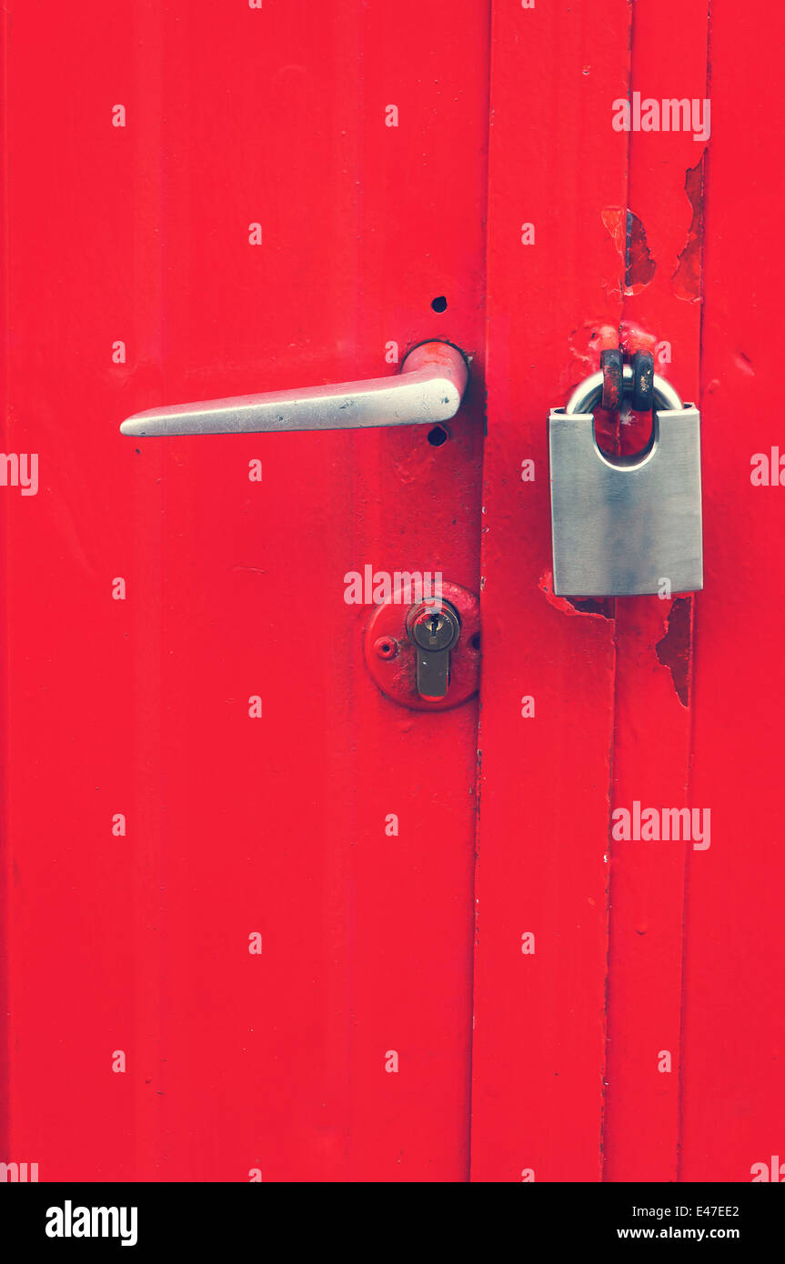 Griff und Schloss an rote Tür Stockfoto