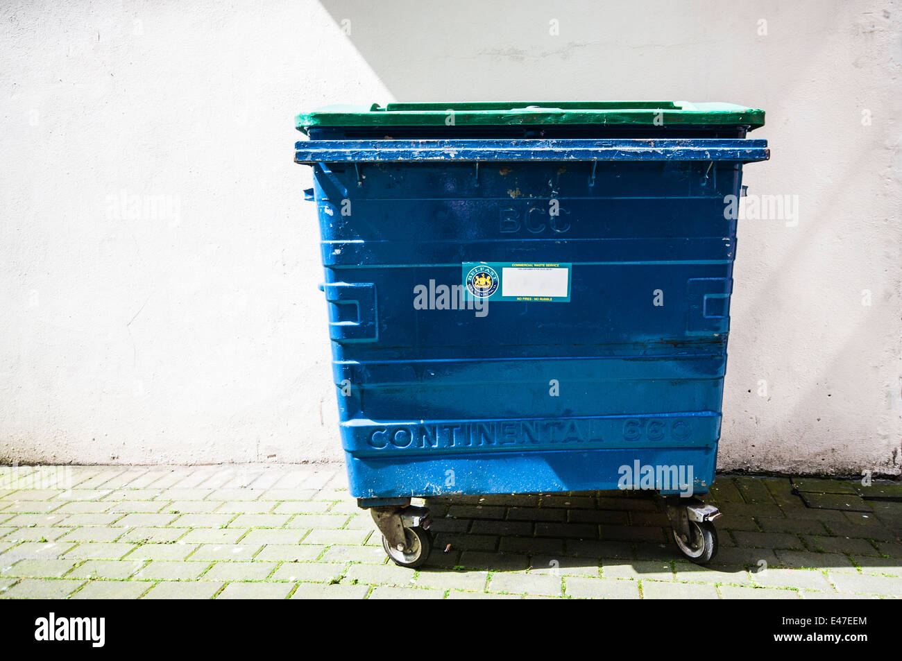 Große blaue Müllcontainer Müll-Container Stockfoto