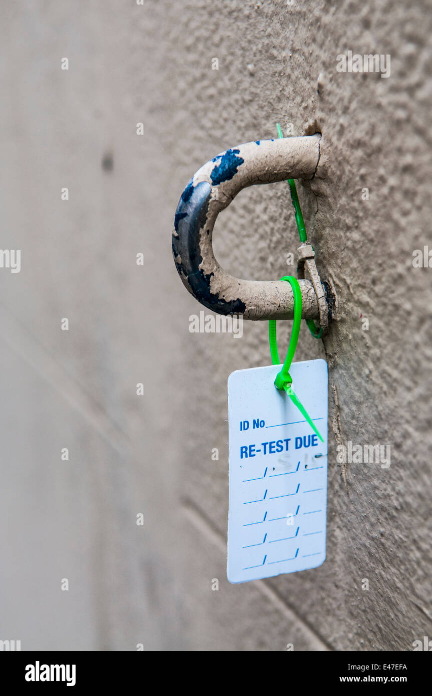 Sicherheit Haken und testen Sie erneut Etikett auf einem Gebäude von Fensterreiniger verwendet, um sich zur Vermeidung von stürzen zu begrenzen. Stockfoto