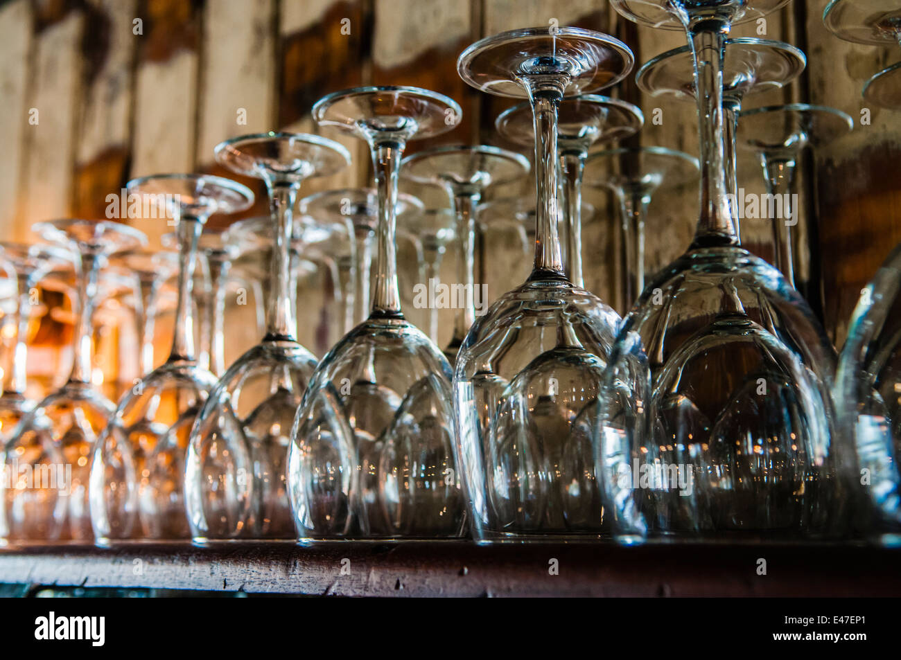 Weingläser auf einem Regal in einer Bar. Stockfoto