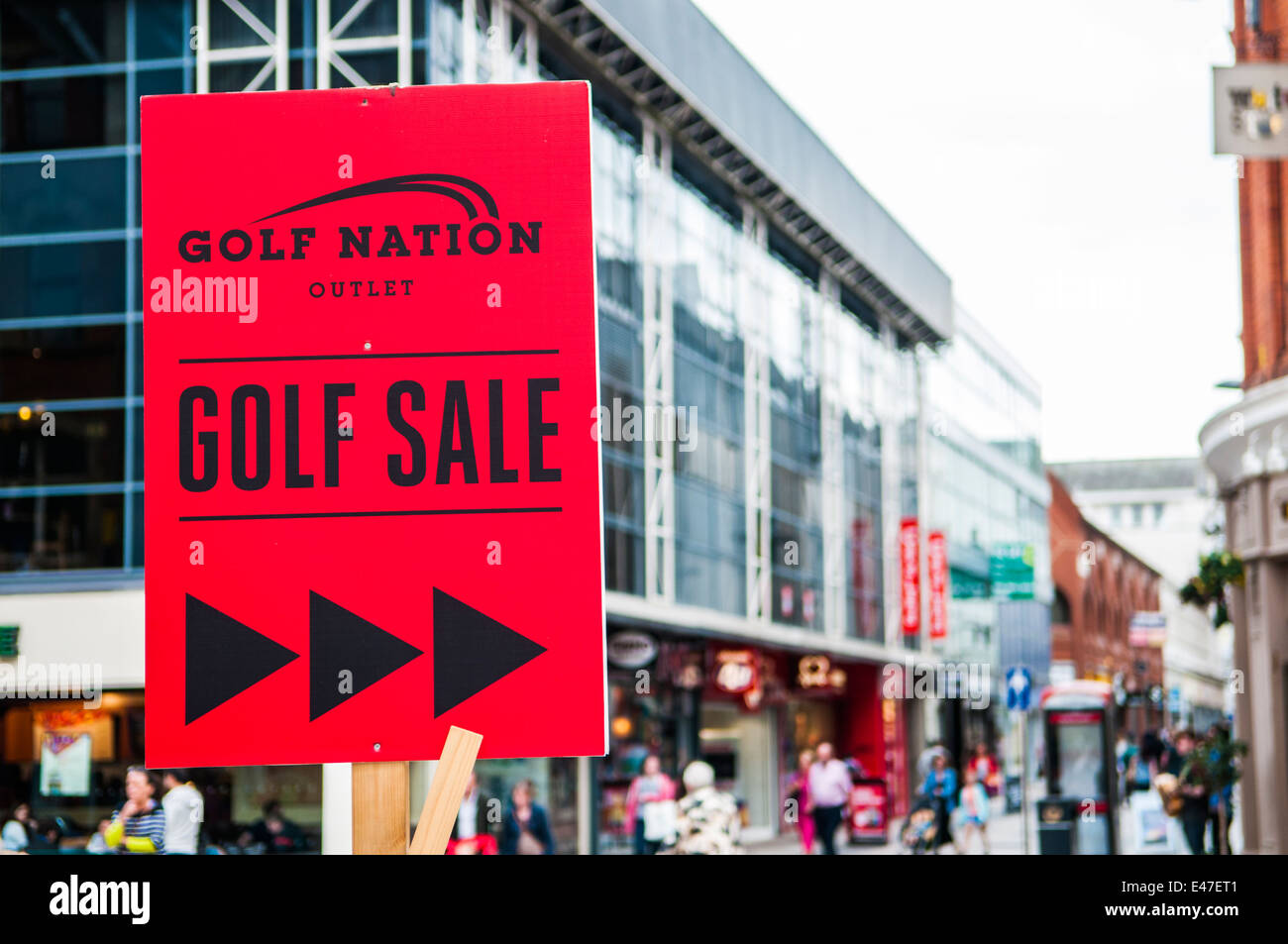 Zeichen für einen Golf-Verkauf im Golf Nation Outlet Stockfoto