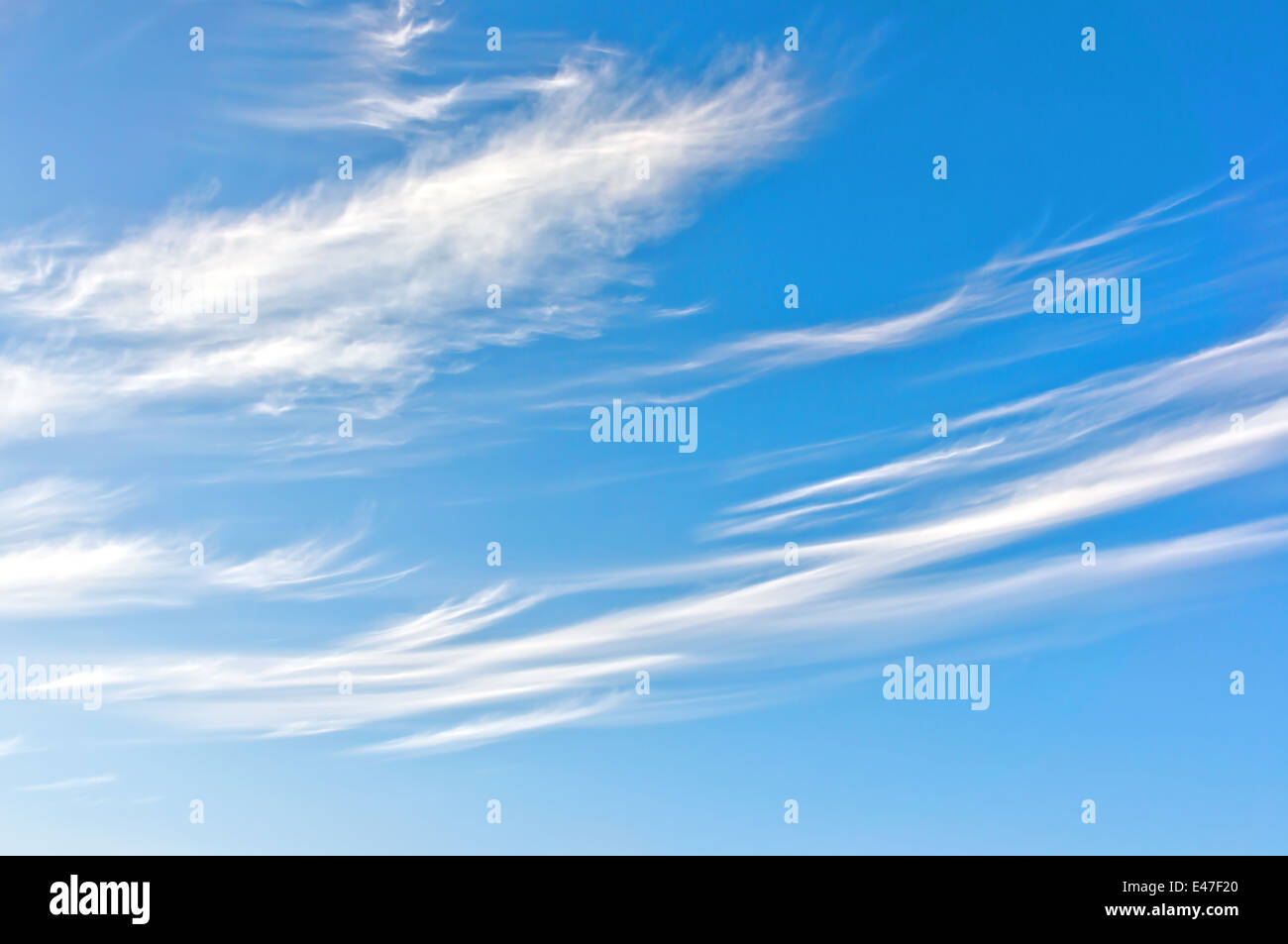 Hintergrund der Cirruswolken und blauer Himmel Stockfoto