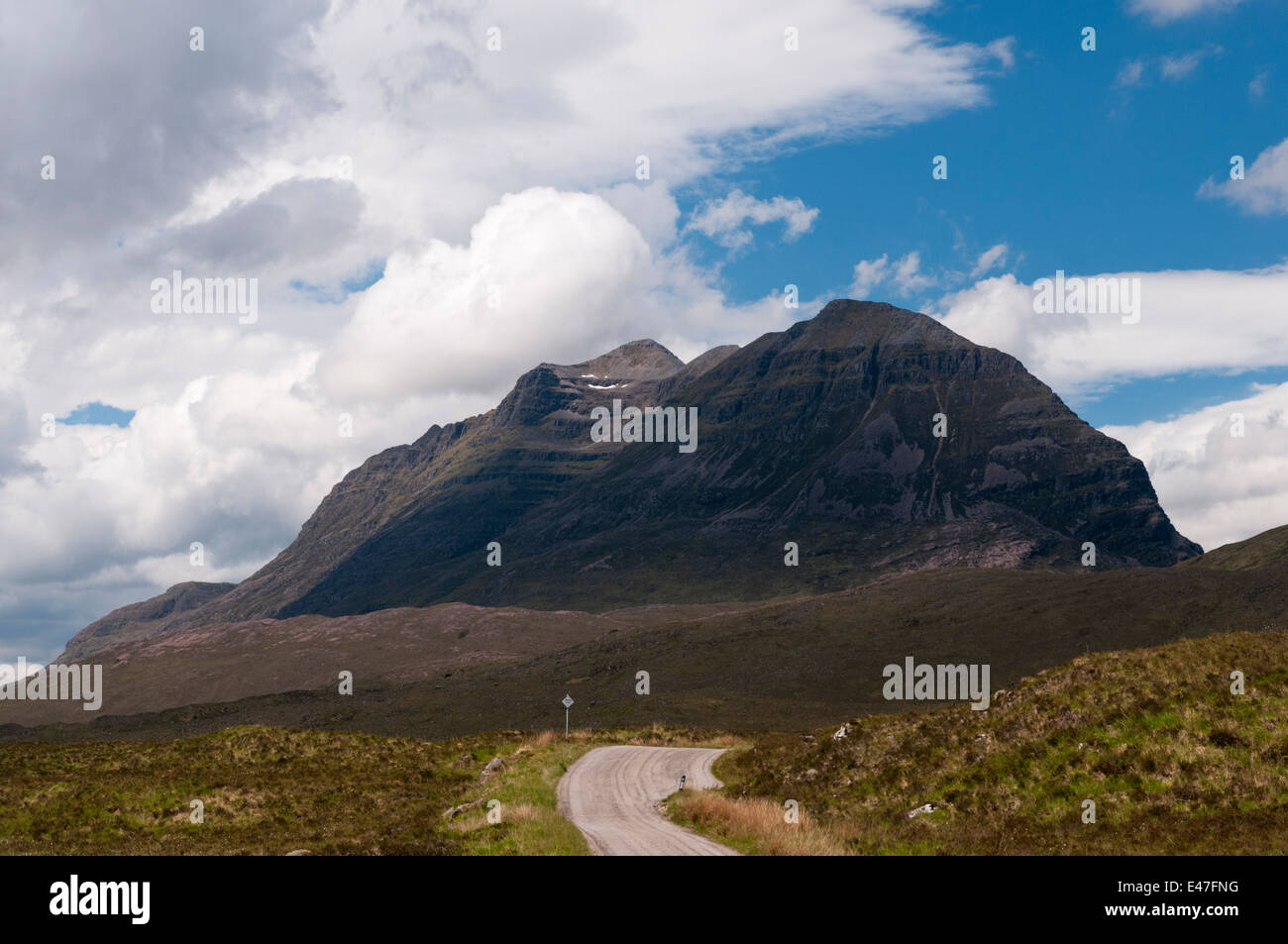 Ein Blick auf Gipfelns, sprich Lea-Ack, von A896, Glen Torridon Straße, Schottland Stockfoto