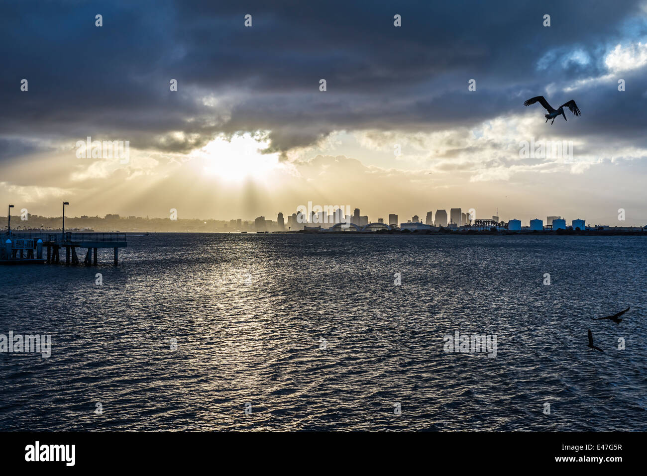 Sonnenstrahlen und Wolken über Hafen von San Diego. San Diego, California, Vereinigte Staaten von Amerika. Stockfoto
