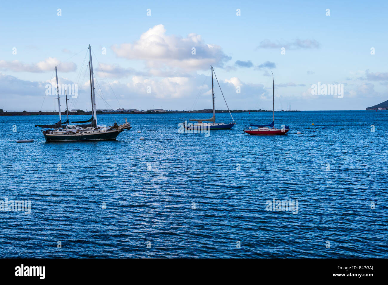 Drei Segelboote vor Anker im Hafen von San Diego. San Diego, California, Vereinigte Staaten von Amerika. Stockfoto