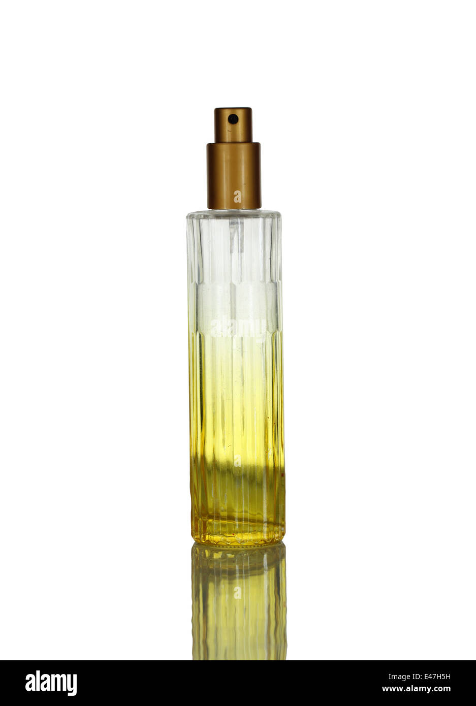 Gelbe Parfüm-Flasche isoliert auf weißem Hintergrund. Stockfoto