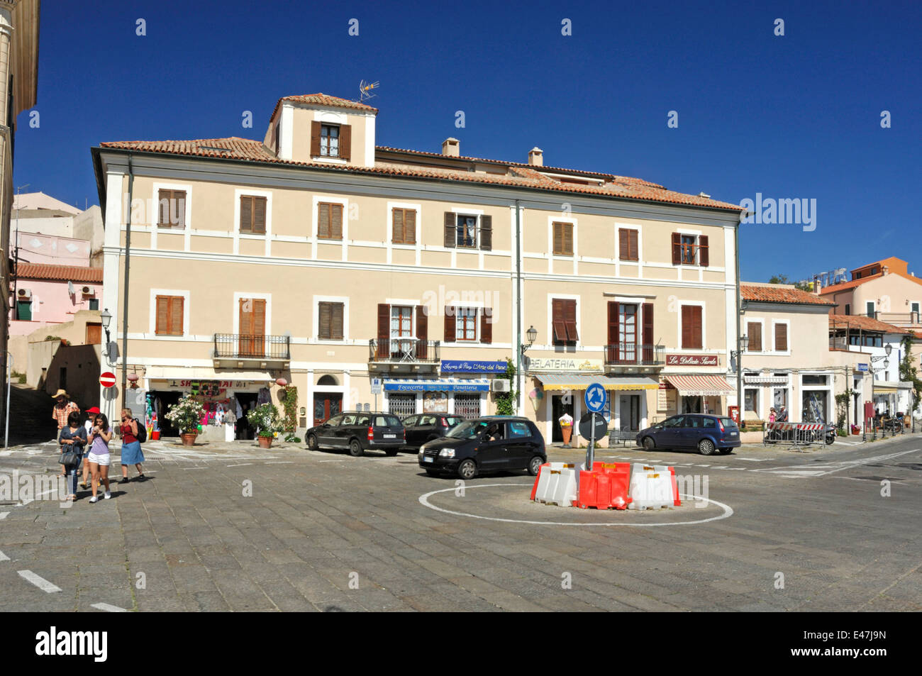 Menschen und Touristen zu Fuß in der Waterfront in Stadt La Maddalena, Sardinien, Italien Stockfoto