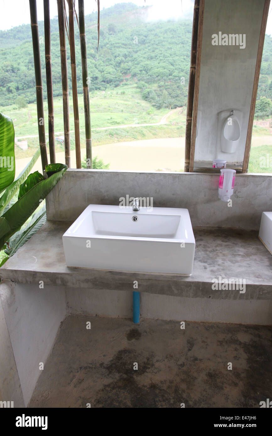 Moderne Form in der Toilette Waschbecken. Stockfoto