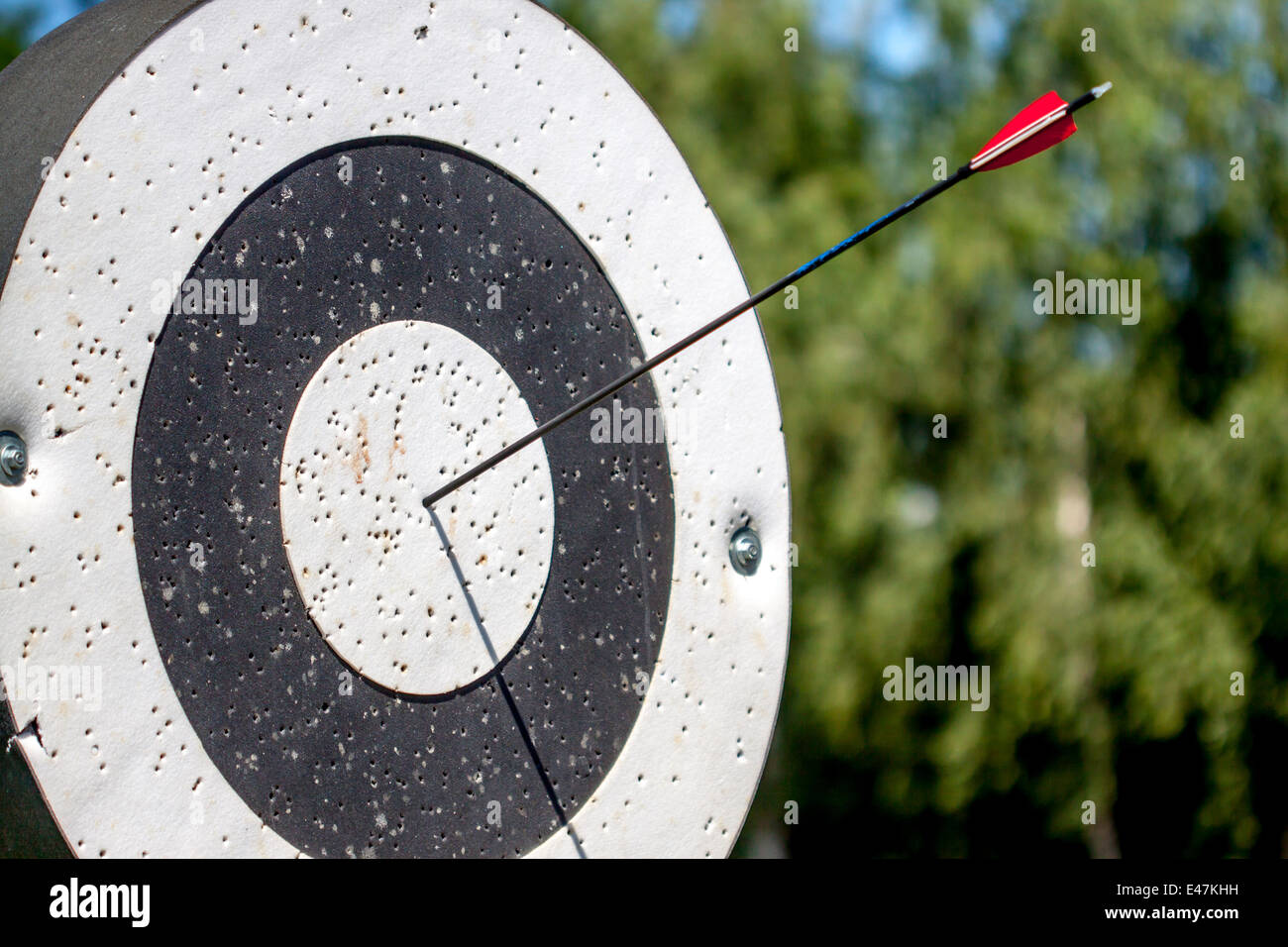 Pfeil traf Ziel Ring im Bogenschießen Stockfotografie - Alamy
