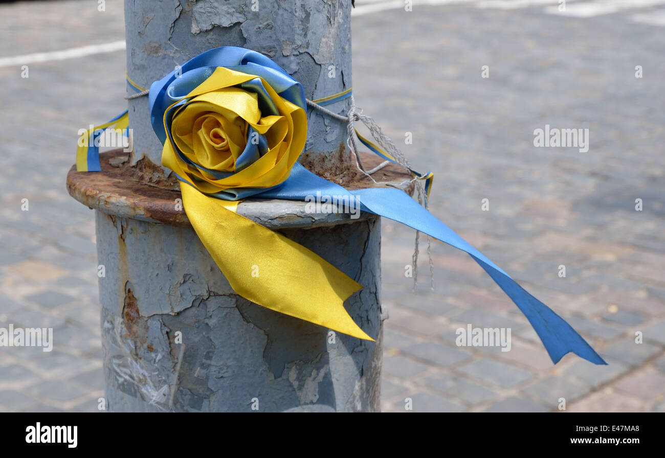 Ukrainische Bänder auf dem Pfosten geschält Stockfoto