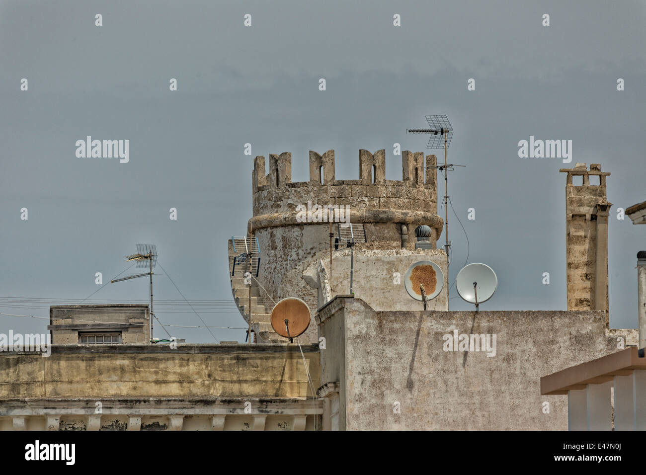 Turm und Satelliten-Gerichte in der alten Stadt von Gallipoli (Le) im Süden von Italien Stockfoto
