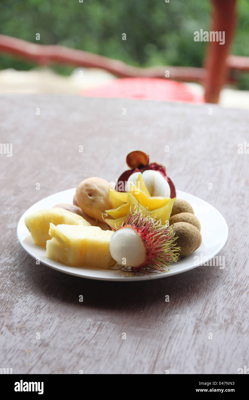 Frische Mischung Obst in Schale auf der Lebensmittel-Tabelle. Stockfoto