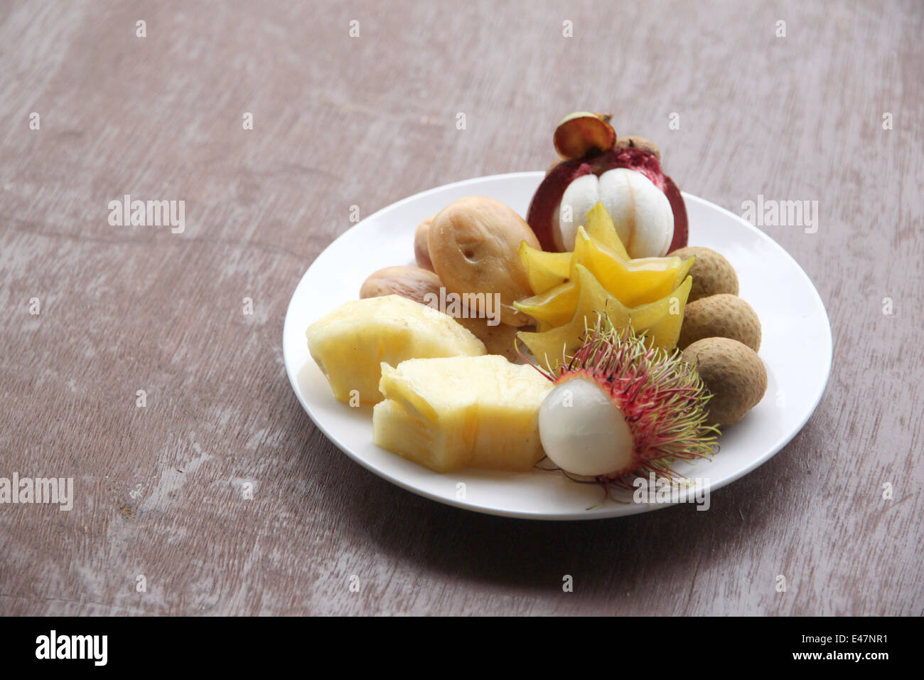 Frische Mischung Obst in Schale auf der Lebensmittel-Tabelle. Stockfoto