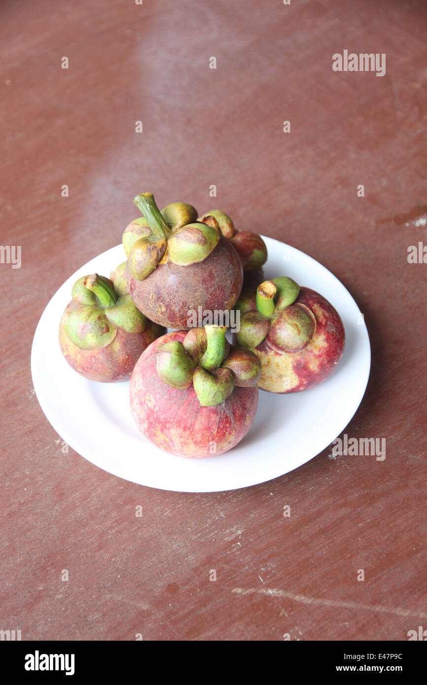 Frischen Mangostan-Frucht in Schale auf der Lebensmittel-Tabelle. Stockfoto