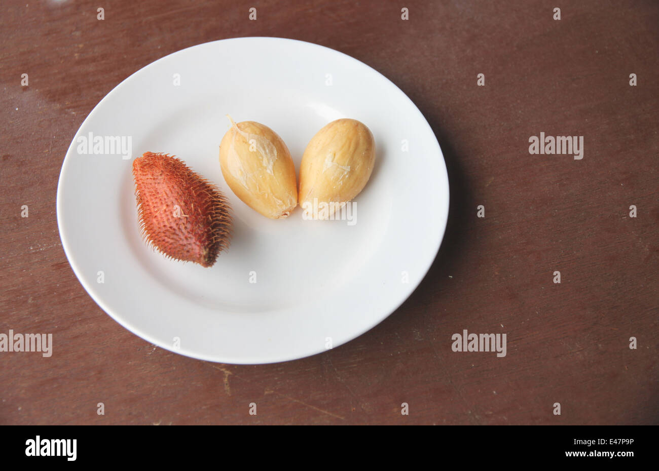 Frische Salacca Edulis Salak Palmenfrucht Peeling in Schale auf der Lebensmittel-Tabelle. Stockfoto