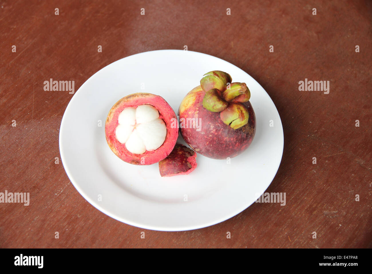 Frischen Mangostan-Frucht des Peelings in Schale auf der Lebensmittel-Tabelle. Stockfoto
