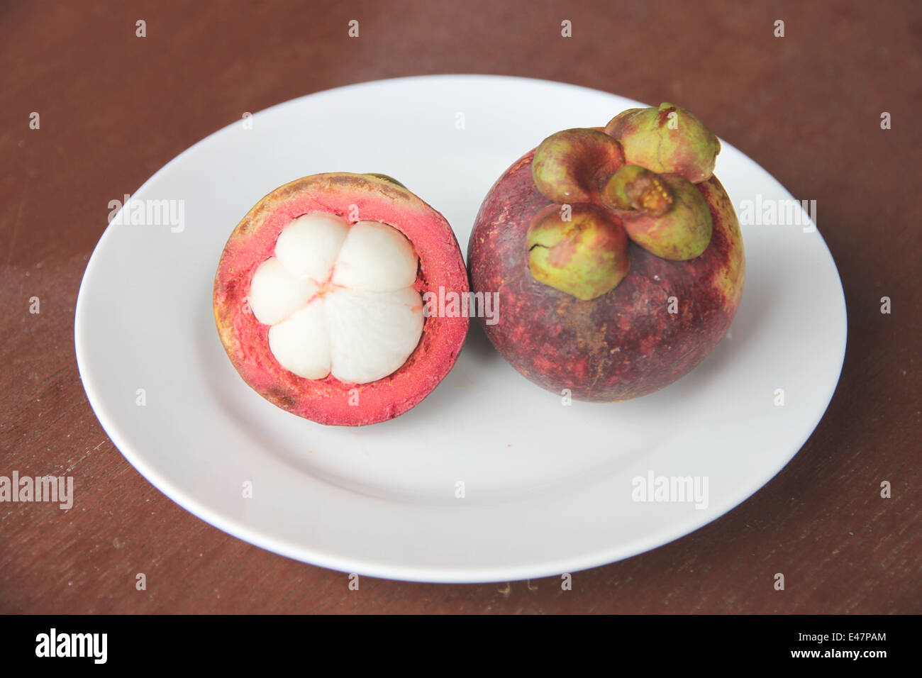 Frischen Mangostan-Frucht des Peelings in Schale auf der Lebensmittel-Tabelle. Stockfoto