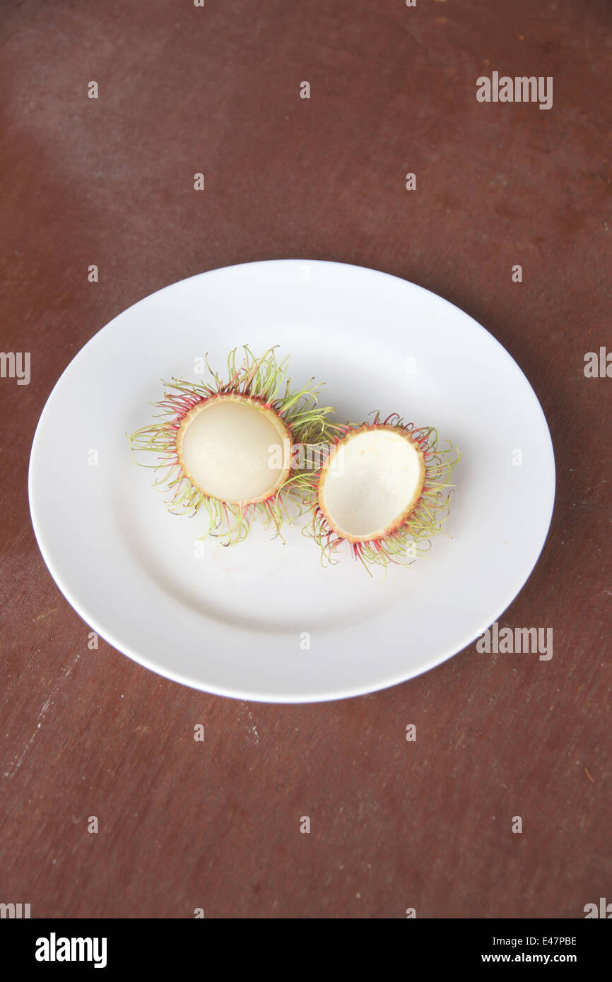 Frische Rambutan Früchte schälen in Schale auf der Lebensmittel-Tabelle. Stockfoto