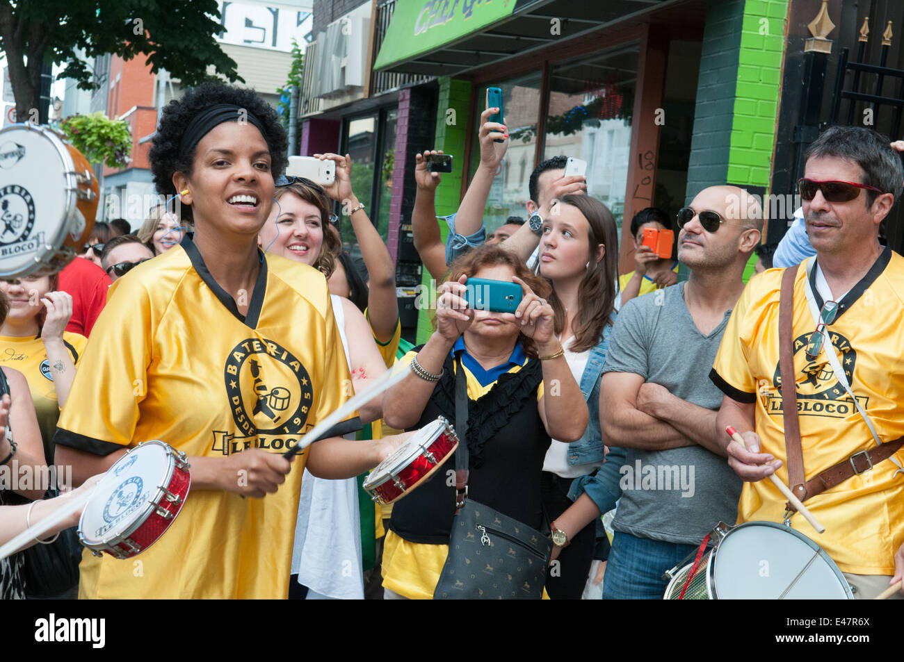 Montreal, Kanada. 04. Juli 2014. Am Freitag, den 4. Juli 2014, Hunderte von Fans gefüllt Montreal Cafés und Straßen im letzten Quartal Spiel zwischen Kolumbien und Brasilien zu sehen. Auf Brasiliens gewinnen Bürger aus brasilianischen Herkunft feierten auf den Bürgersteigen. Stockfoto