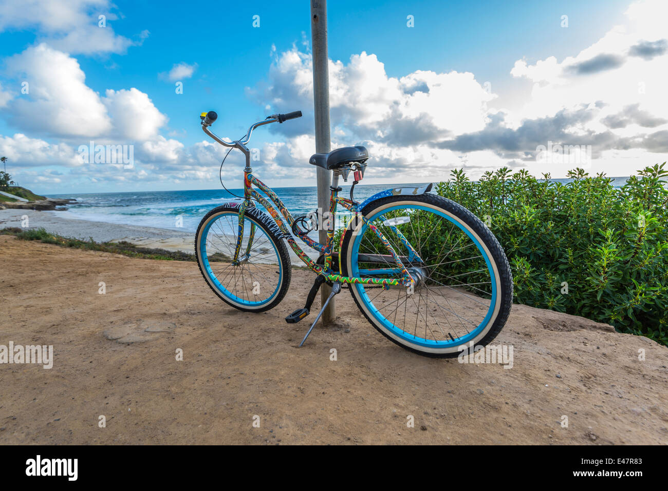 Bunte Fahrrad angekettet an einem Metallstab. Windansea Beach, La Jolla, Kalifornien, Vereinigte Staaten von Amerika. Stockfoto
