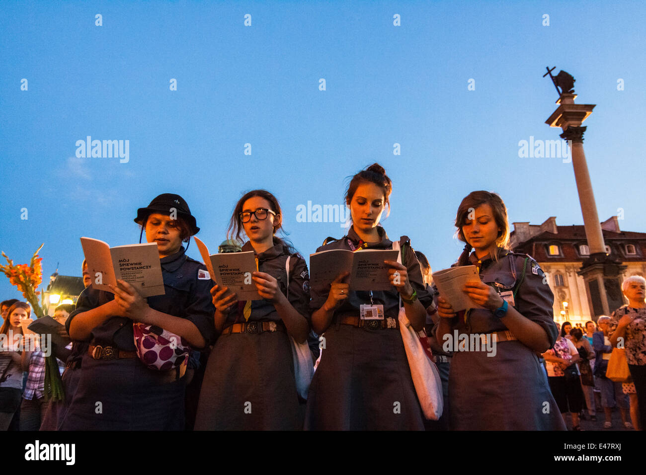 Teen Girls auf militärischen Stil Singen patriotischer Lieder auf Warschau Aufstand Gedenktag. Warschau, Polen. Stockfoto