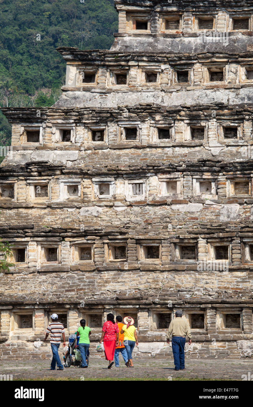 Touristen bewundern die Nischen-Pyramide am Standort Tajin Archäologie in Veracruz, Mexiko. Stockfoto