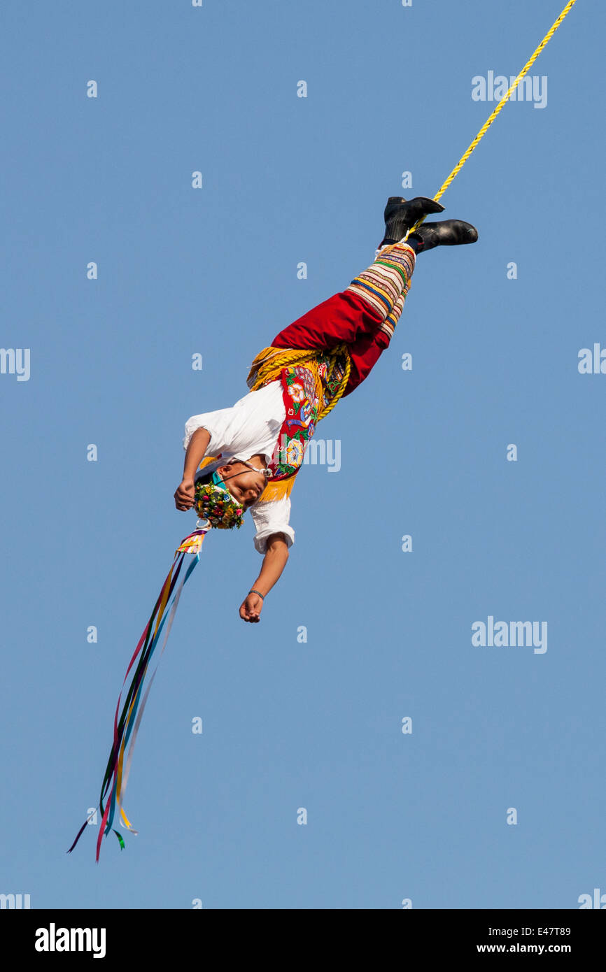 Eine heitere "Volador" schwingt um den Pfosten während eines Rituals in der Nähe des Tajin Archäologie in Veracruz, Mexiko durchgeführt. Stockfoto