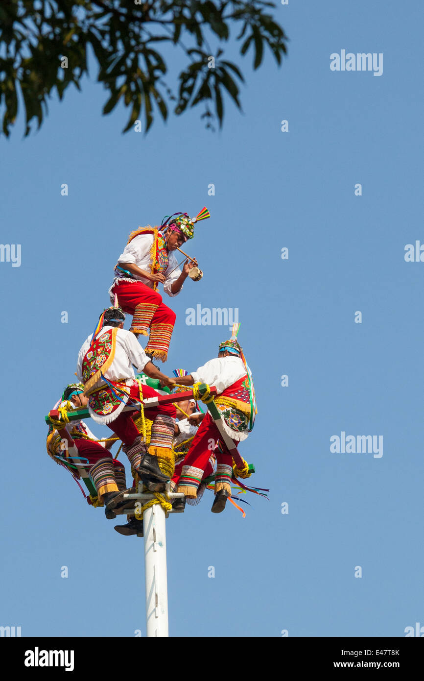 "Voladores" vorzubereiten, während eines Rituals mehrmals am Tag durchgeführt, bei den Tajin Ruinen in Veracruz, Mexiko zu fliegen. Stockfoto