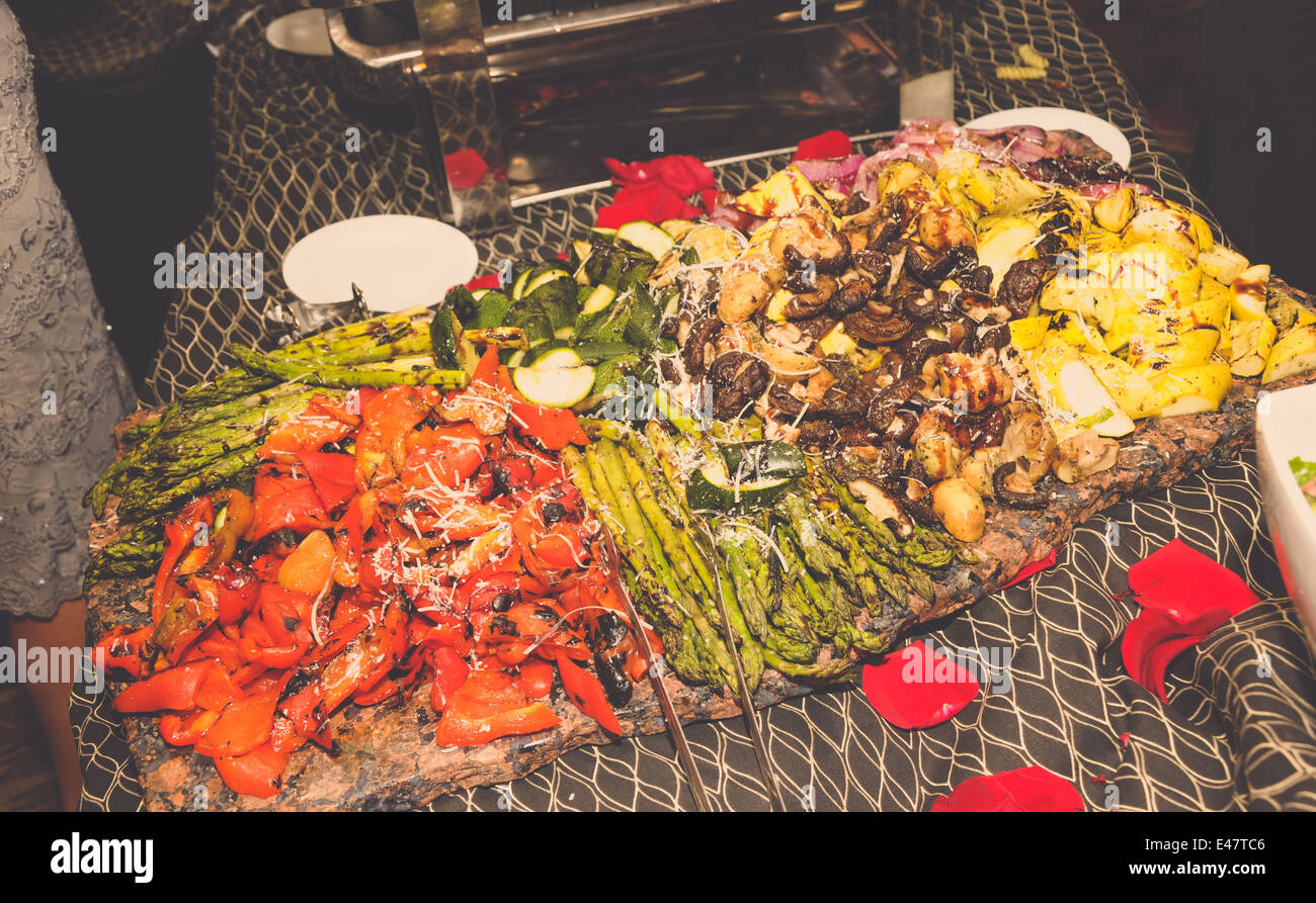 Caterer brachte einige köstliche gegrillte Gemüse für die Hochzeit-buffet Stockfoto