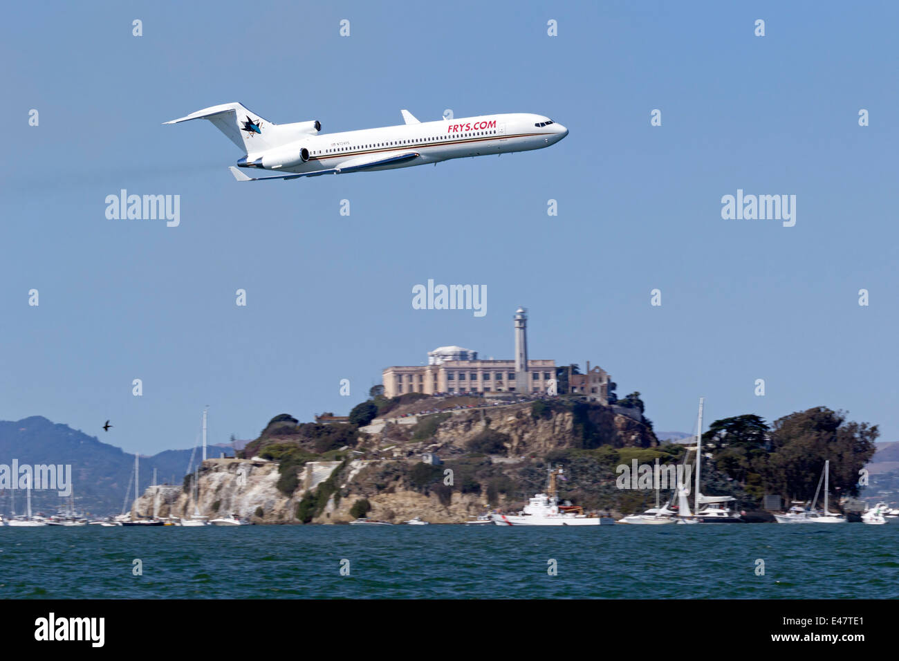 Die San Jose Sharks Eishockeyteam Flugzeug, einer Boeing 727 (N724YS) macht einen low-Pass über die Bucht von San Francisco Stockfoto